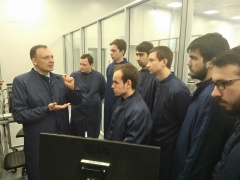 НИИМЭ организовало экскурсию на микроэлектронное производство для студентов школы «Абсолютное Будущее»