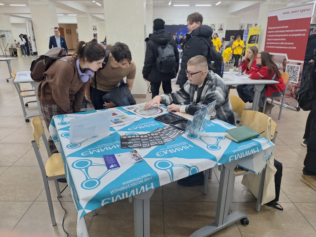 Фестиваль_радиоэл.3.jpg Фестиваль_радиоэл.3.jpg